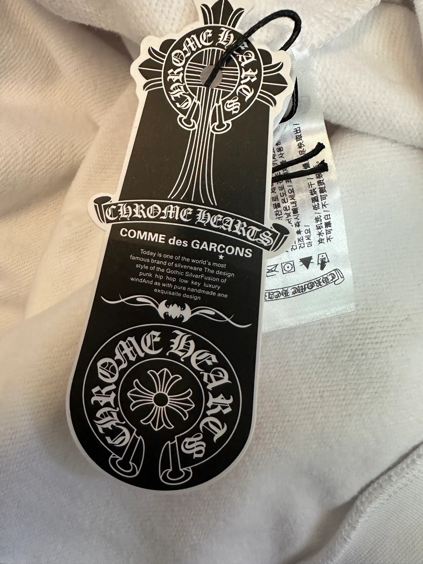 P530 Chrome Hearts ss25 letter printed zipper jacket uses glue printing. The printing has been modified three times by the film screen. Use glue liquid paint to print the pattern on the fabric. Bake the fabric to fix the printing pattern. The fabric has been washed and has a better hand feel. Not easy to deform. Not easy to shrink. Not easy to fade. Maintain long-term beauty. Customized hardware. Thread. Accessories. Matching. Same style for men and women. -Color: White -Size: S M L XL